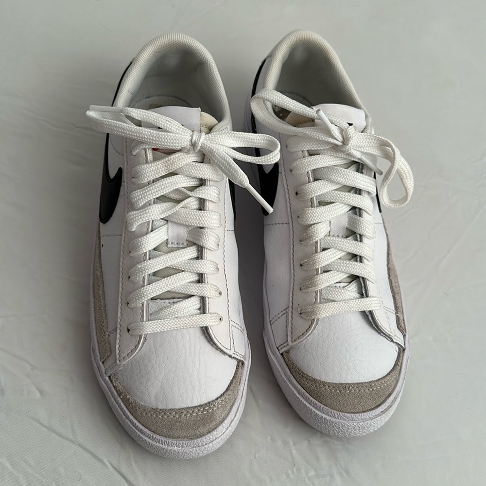Nike Blazer low ‘77 white and black swoosh and trim